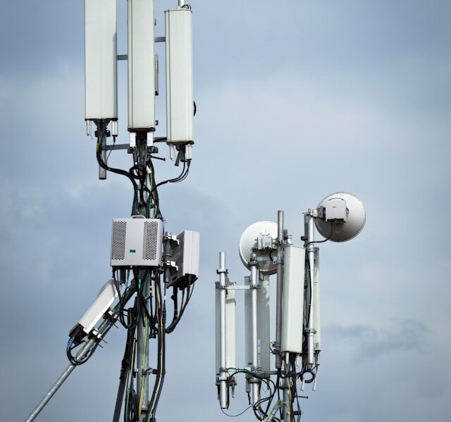 Wired Networks versus Wireless: Key Advantages and
                  Disadvantages Analyzed